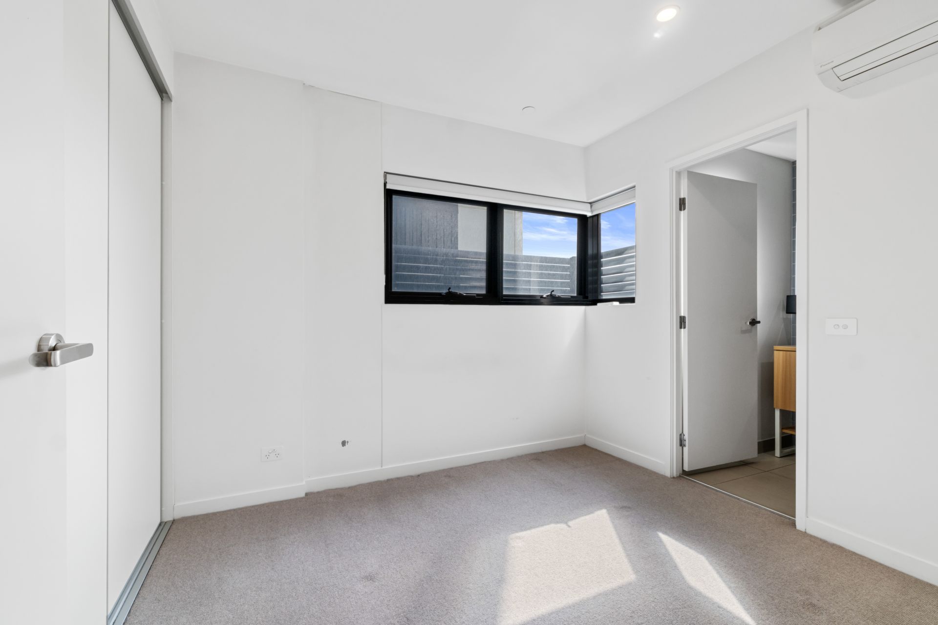 Stylish Two-Bedroom Apartment on the Thornbury Fringe