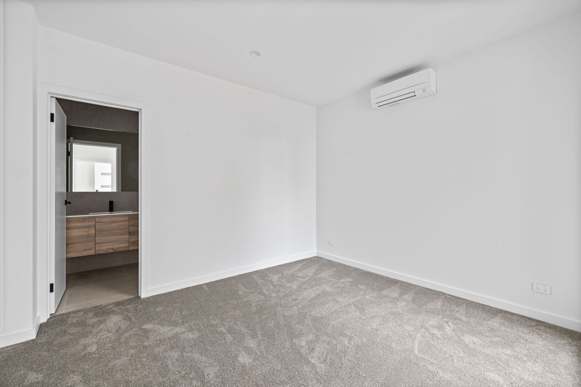 OUTSTANDING BRAND NEW TOWNHOUSE
