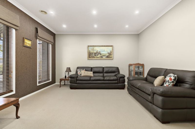 13 Woodcutters Grove, Epping