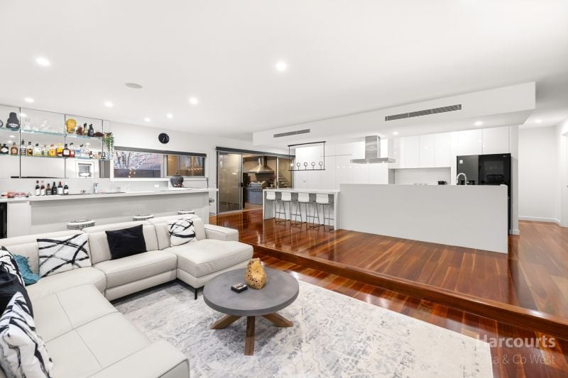 7 Waterview Walk, Caroline Springs