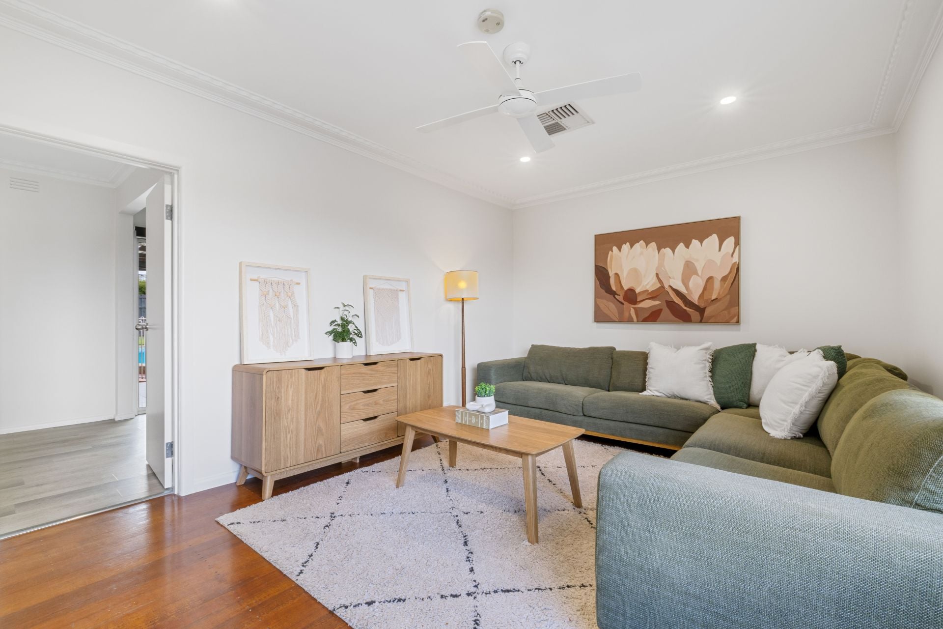 Resort Oasis Living Just Five Minutes Walk To Lalor Shops