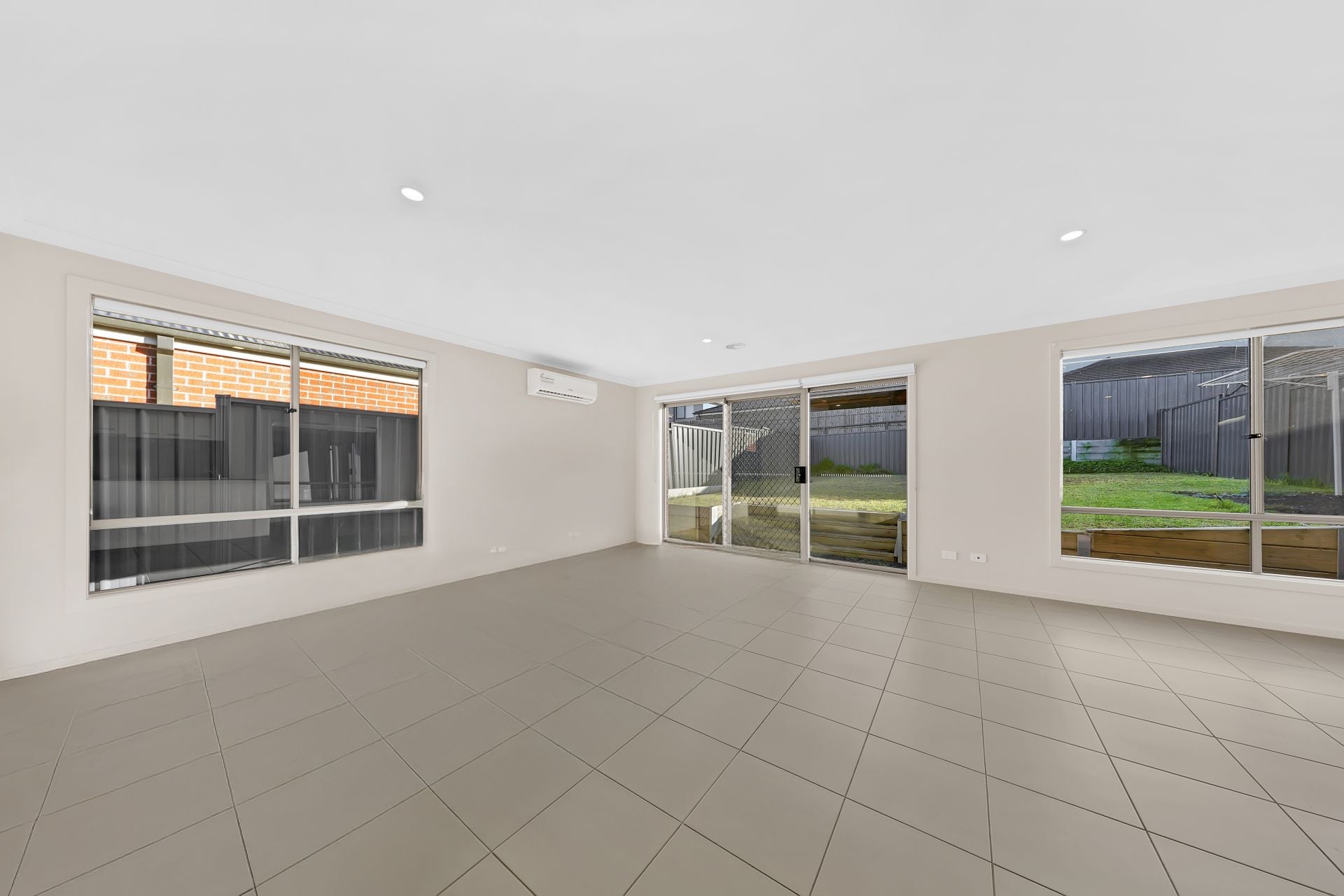 4 BEDROOM DELIGHT!