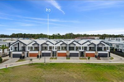 Stunning Townhouse in Hope Island Lyra Gated Community