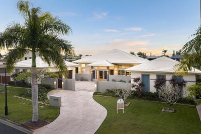 Architectural Excellence on Wide Waterfront – North Facing on 1,837m²