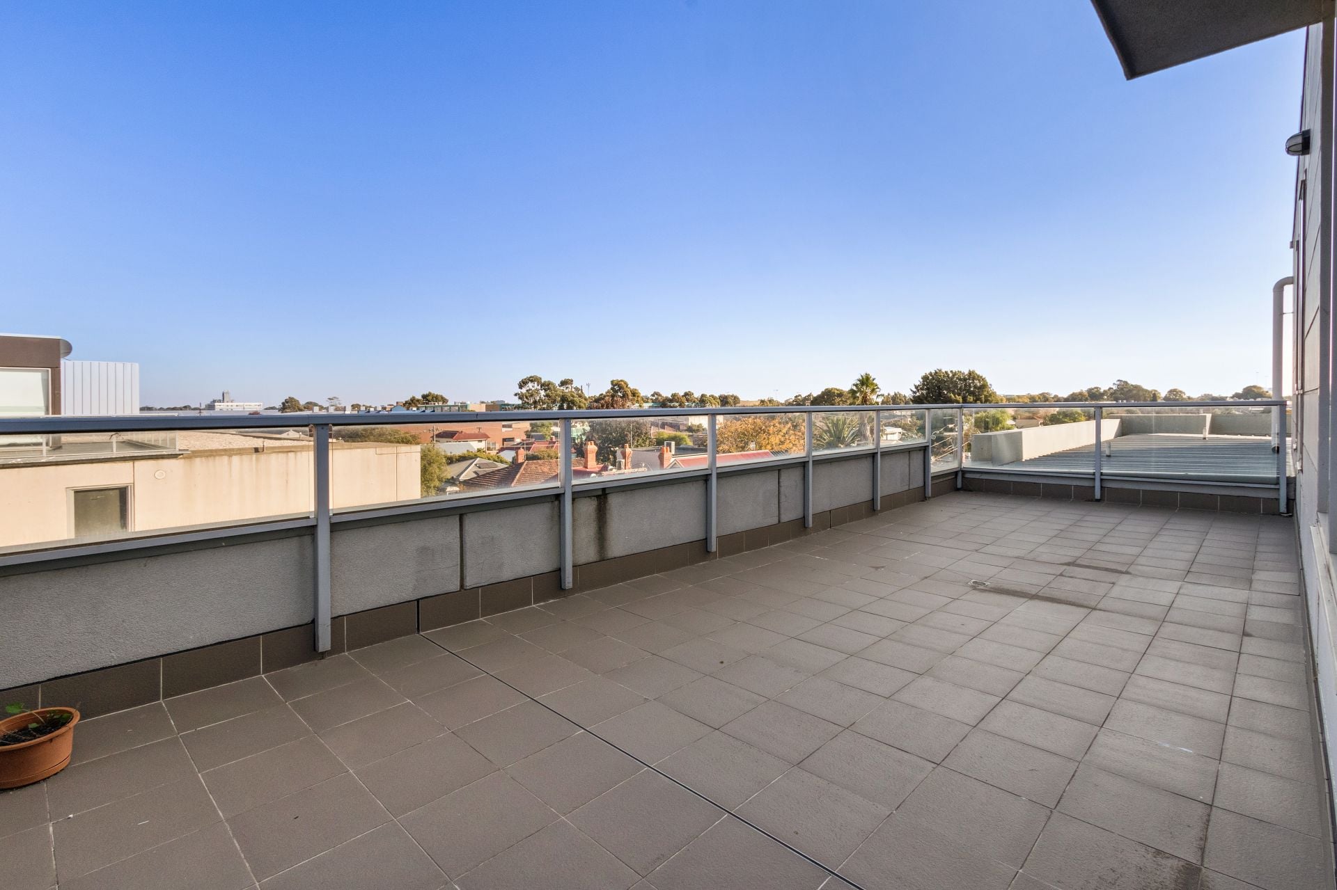 Stylish Top-Floor Apartment with Huge Wrap-Around Terrace