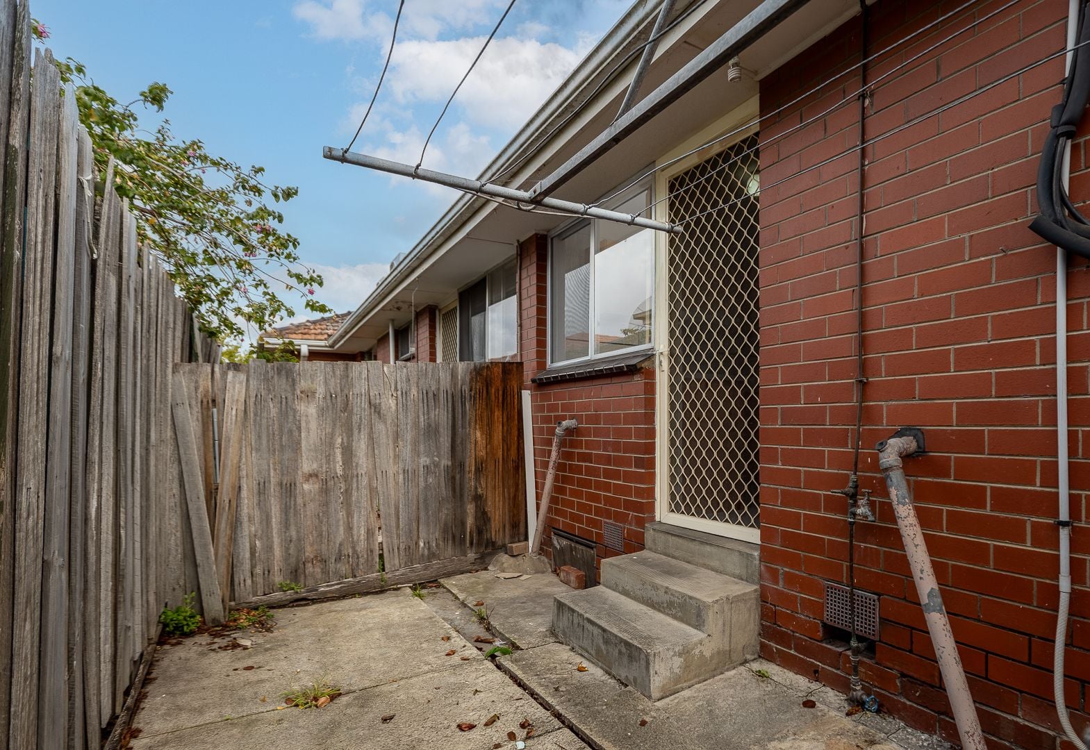 CONVENIENT & LOW MAINTENANCE 2 BEDROOM