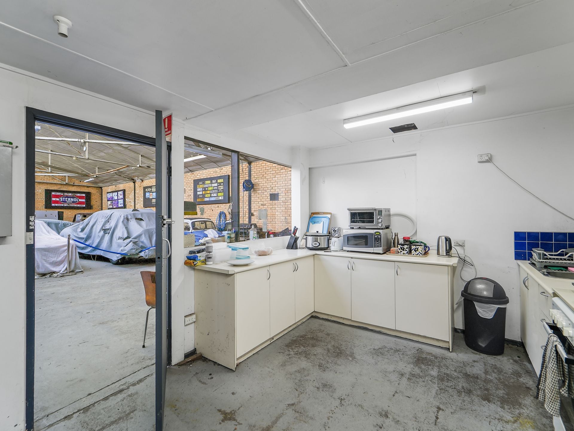 FOR LEASE | WAREHOUSE + OFFICES | 970 m² (approx.)