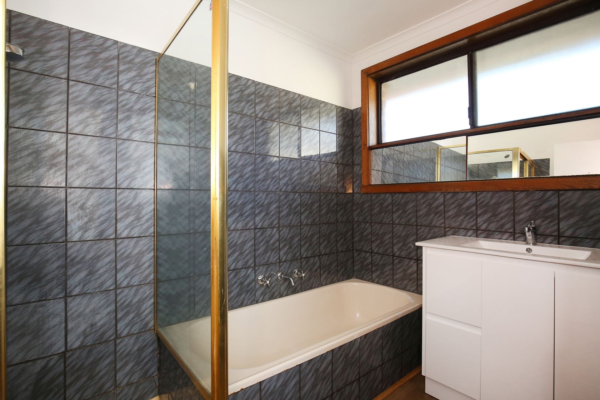 AFFORDABLE HOME WITH MODERN KITCHEN!