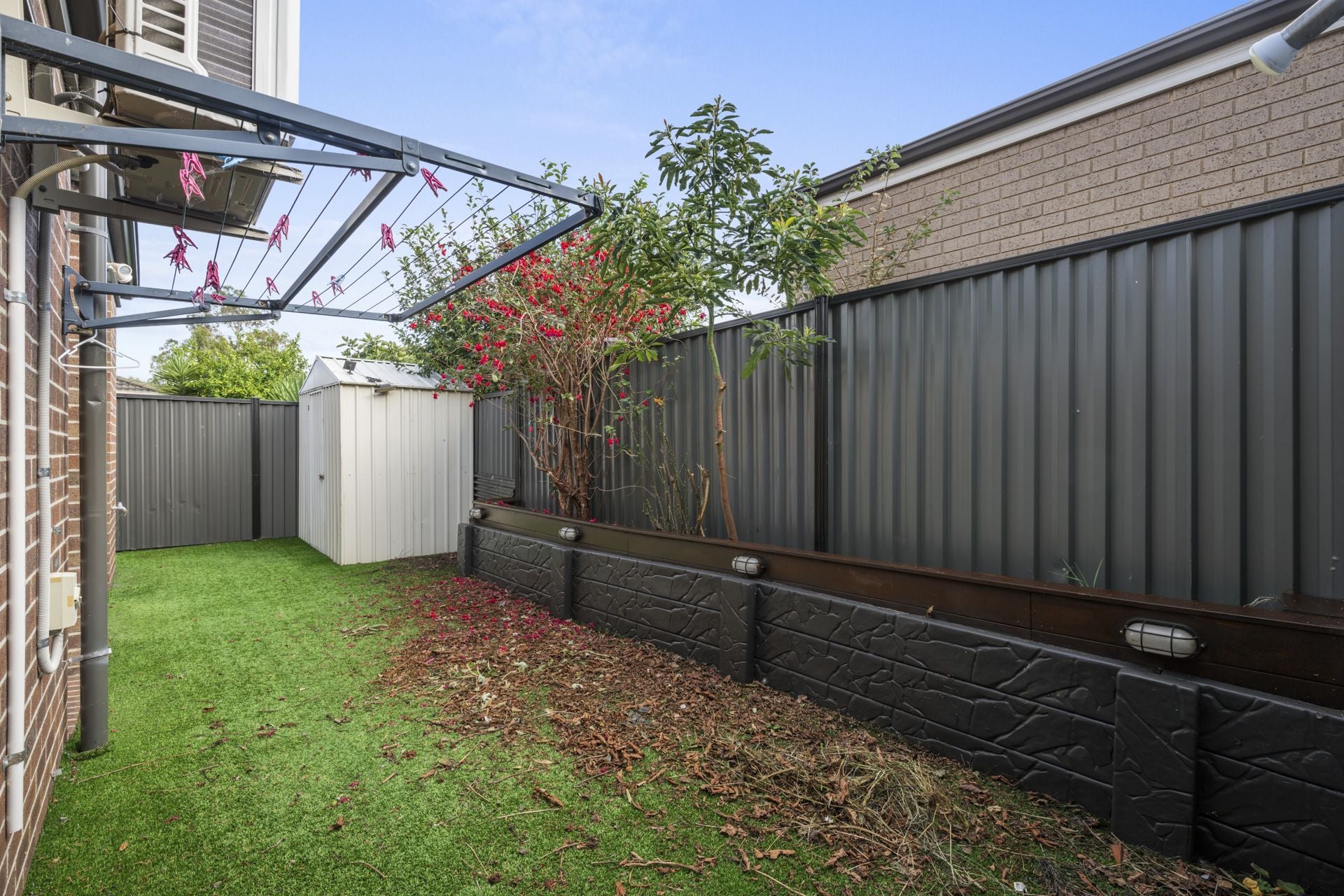 SPACIOUS HOME WITH PERGOLA, BBQ & SPA