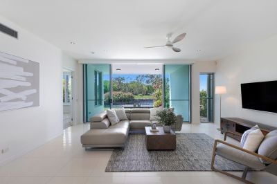 Peaceful Golf Course Escape in Exclusive Hope Island Resort