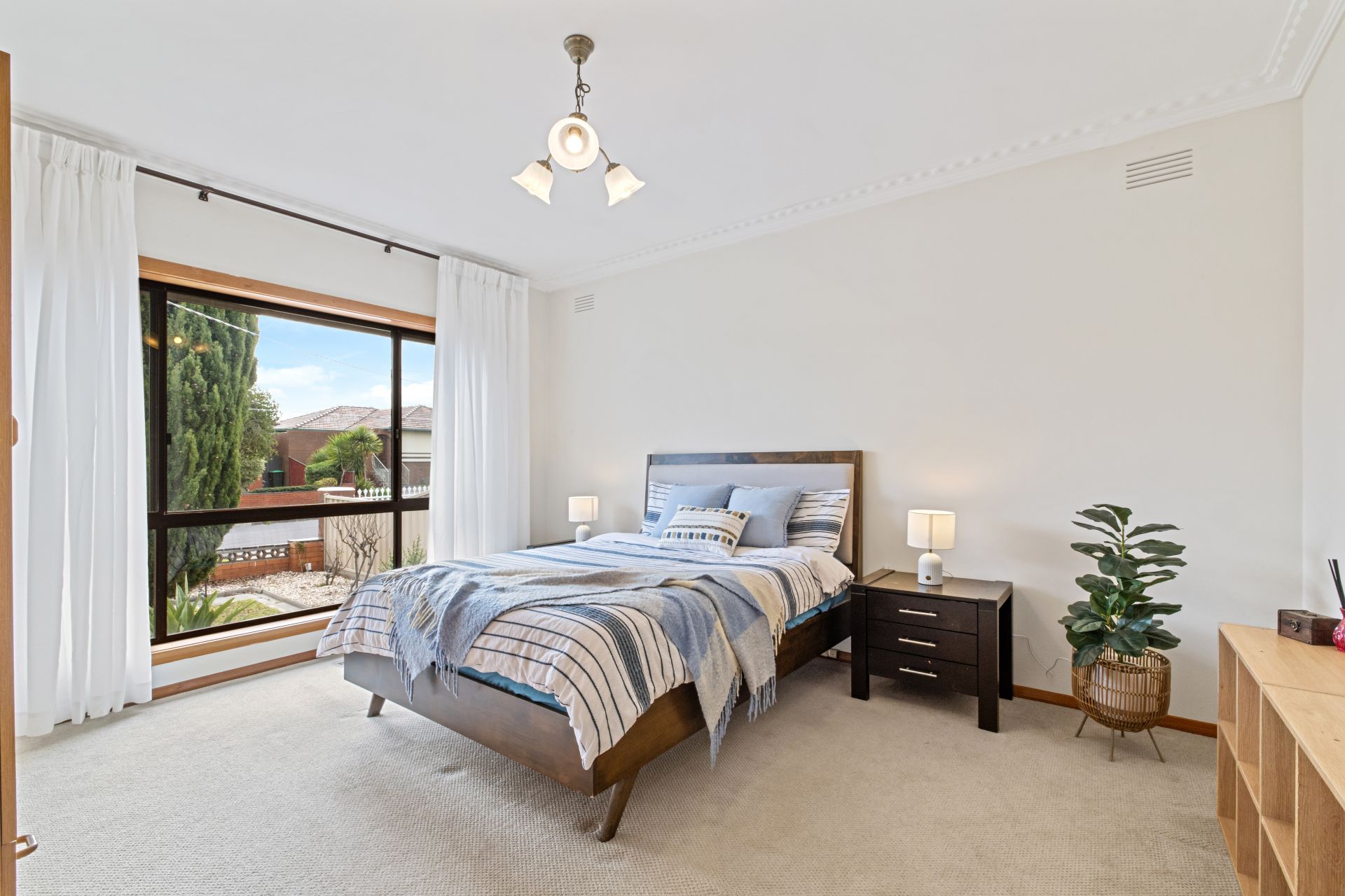 Charming Family Home with Outdoor Extras in Prime Thomastown Location!