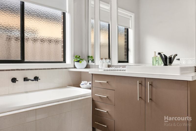 8 Mount Way, Caroline Springs