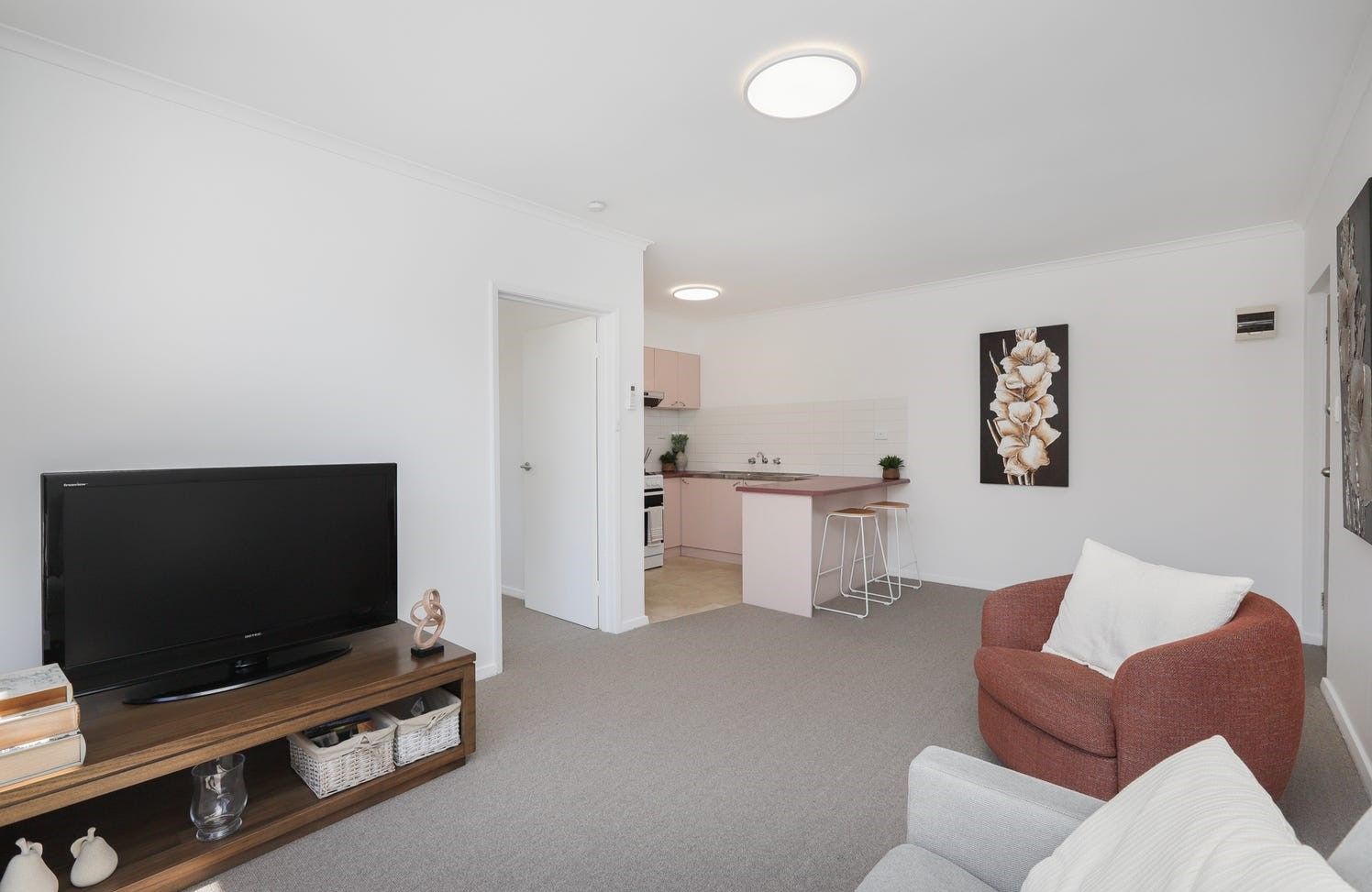 Bright One-Bedroom Apartment in Prime Location!
