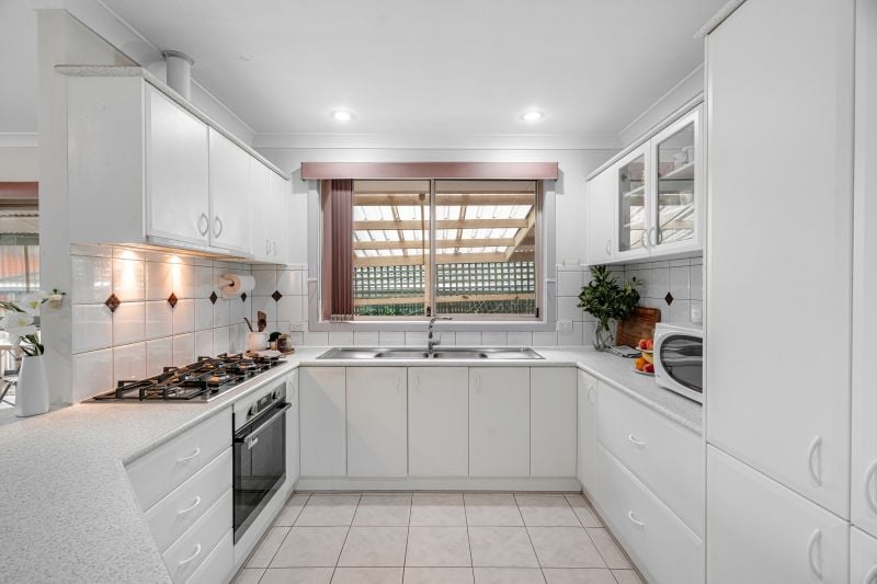 4 Silvertop Court, Mill Park