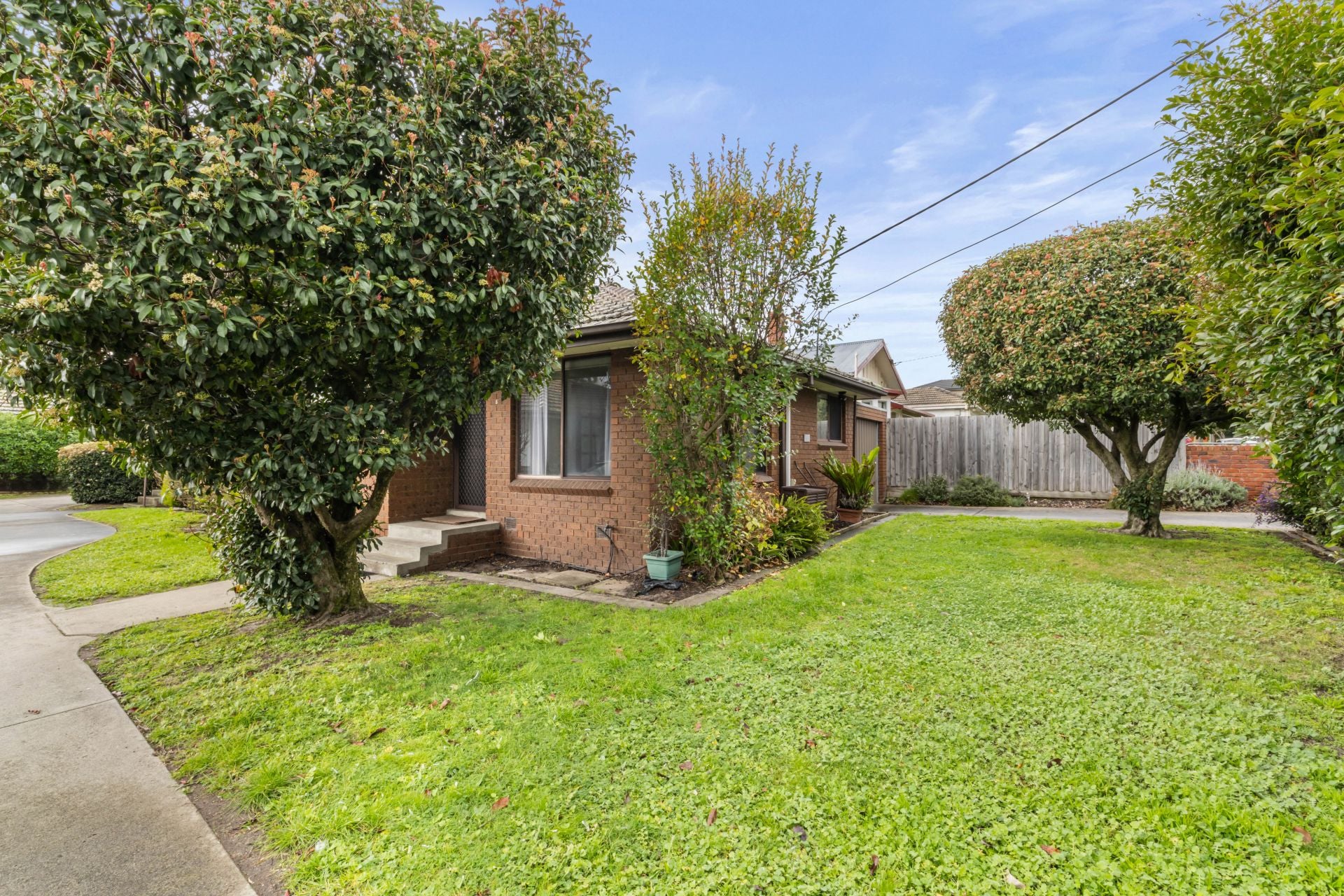 Stylish Single Level Living In A Prime Reservoir Location