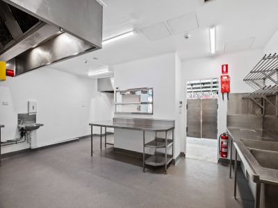 FITTED COMMERICAL KITCHEN IN THRIVING RETAIL PRECINCT