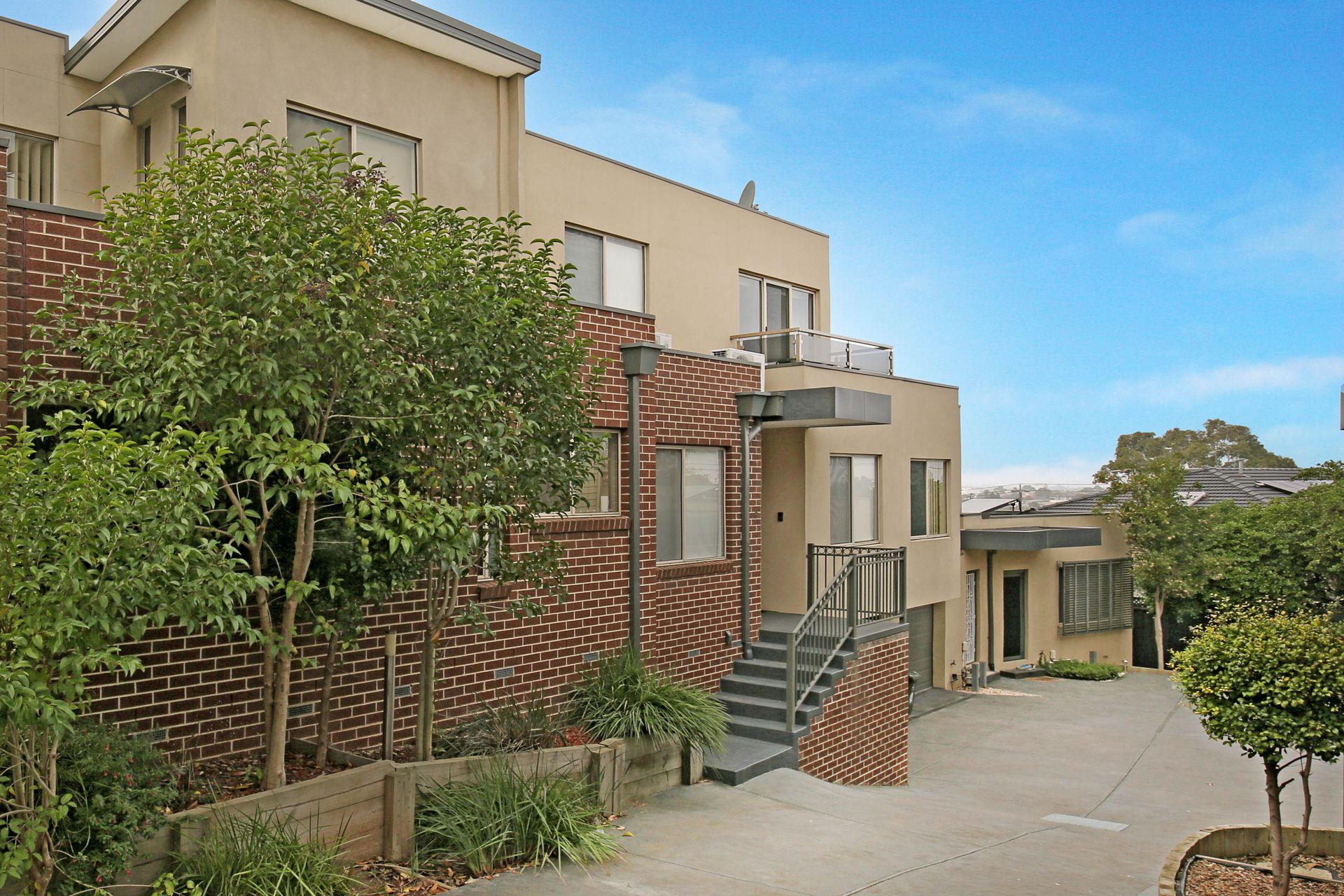 **Modern Townhouse in Great Location**