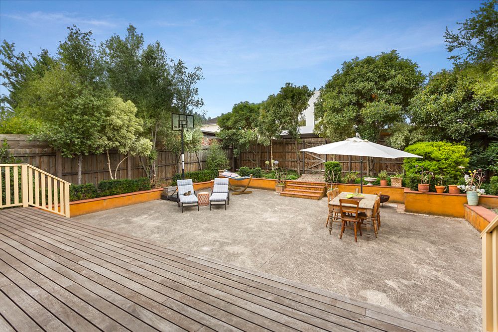 Northern Living in a Premier Location!