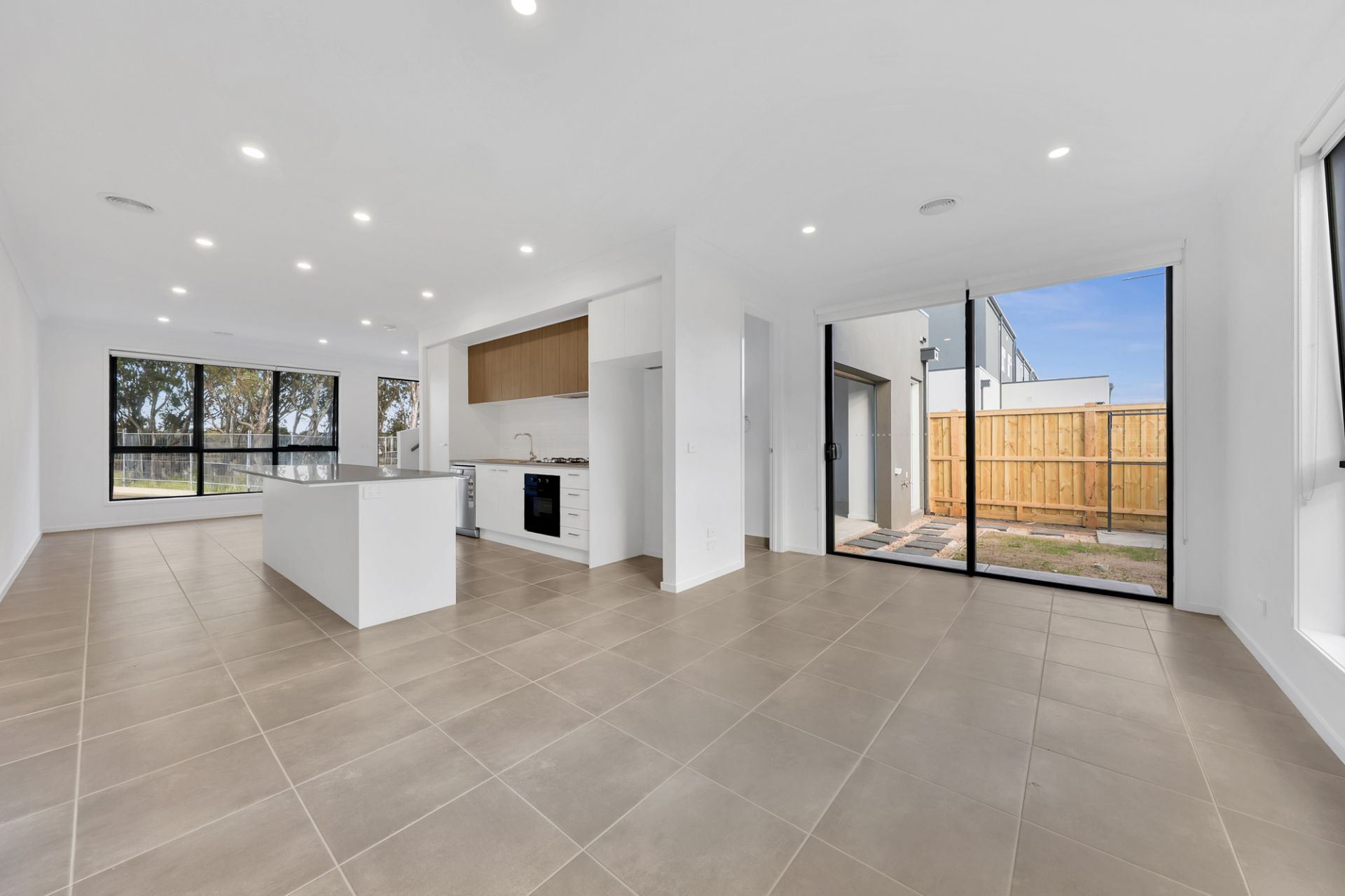 STYLISH TOWNHOUSE!!