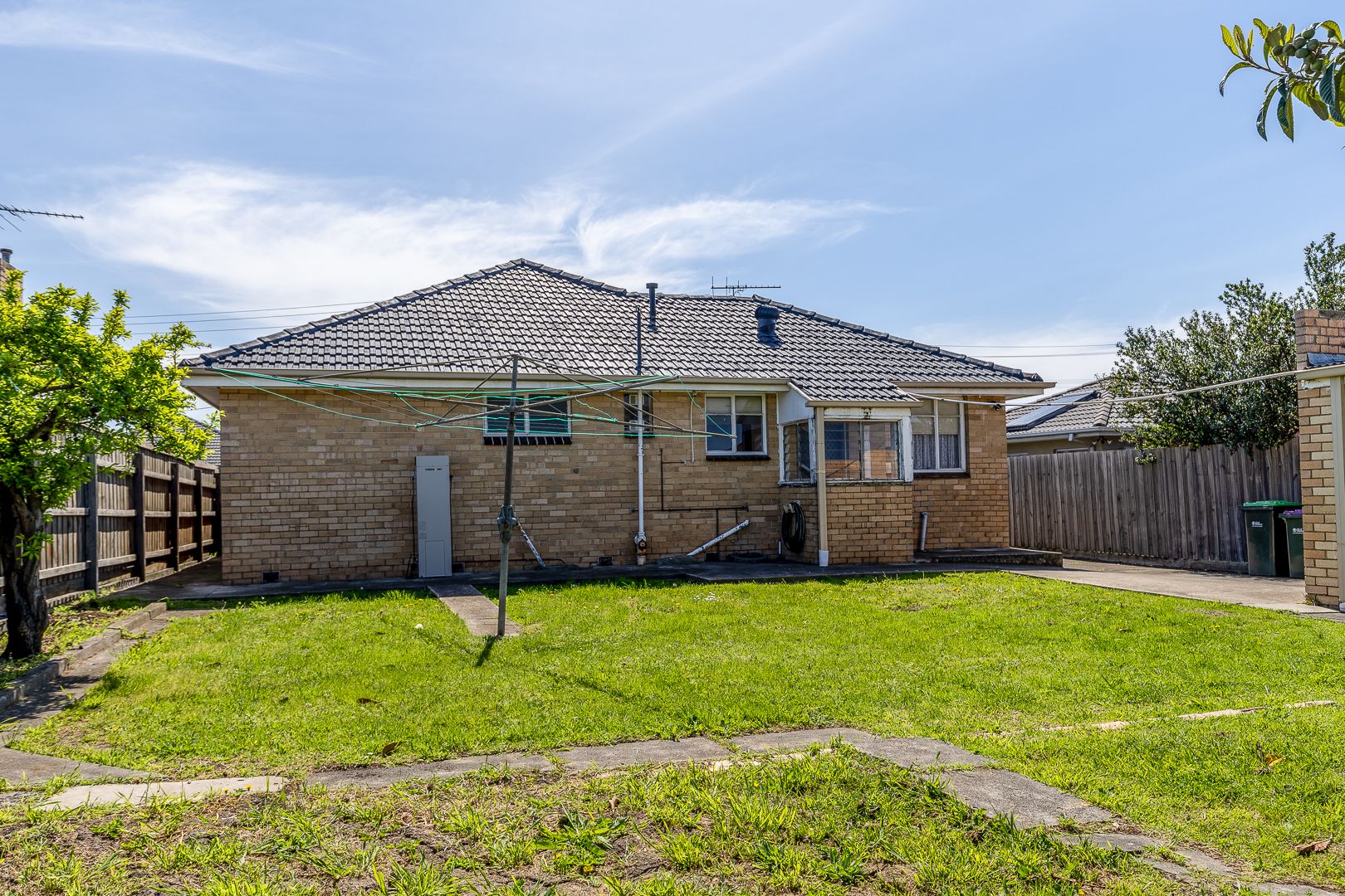 NESTLES CENTRALLY IN THOMASTOWN!