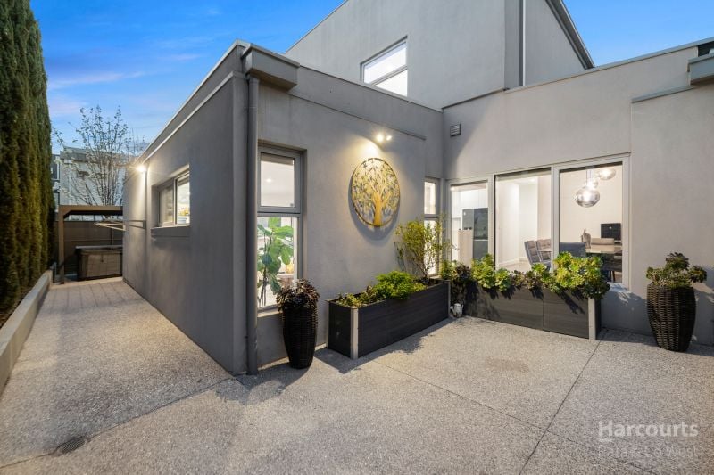 7 Waterview Walk, Caroline Springs