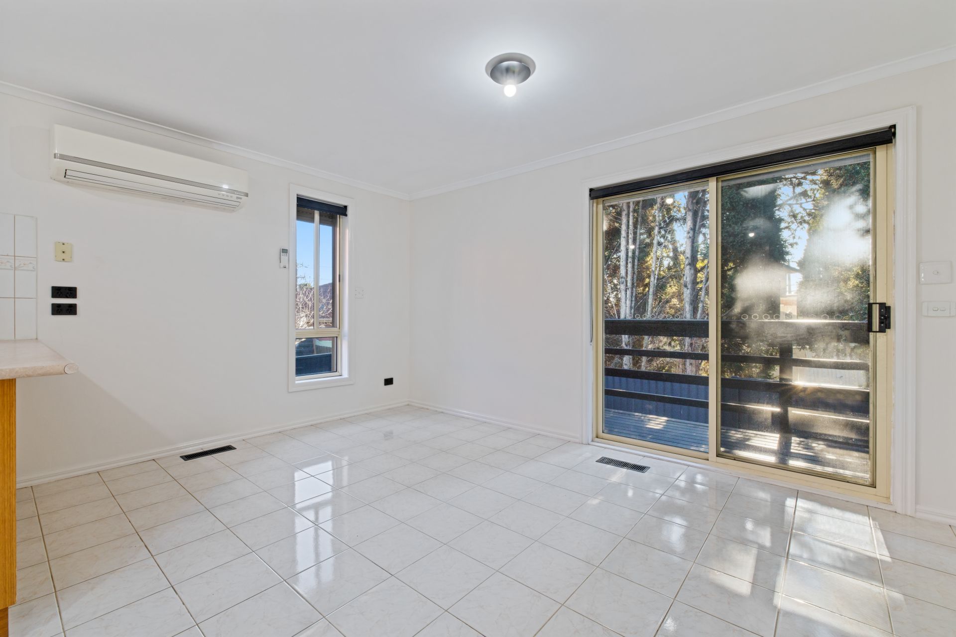 Immaculate Unit in a Peaceful Court Setting