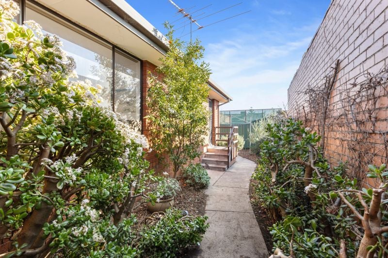 2/1 Larch Street, Thomastown