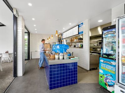 TAKEOUT/RESTAURANT OPPORTUNITY WITH MASSIVE EXPOSURE