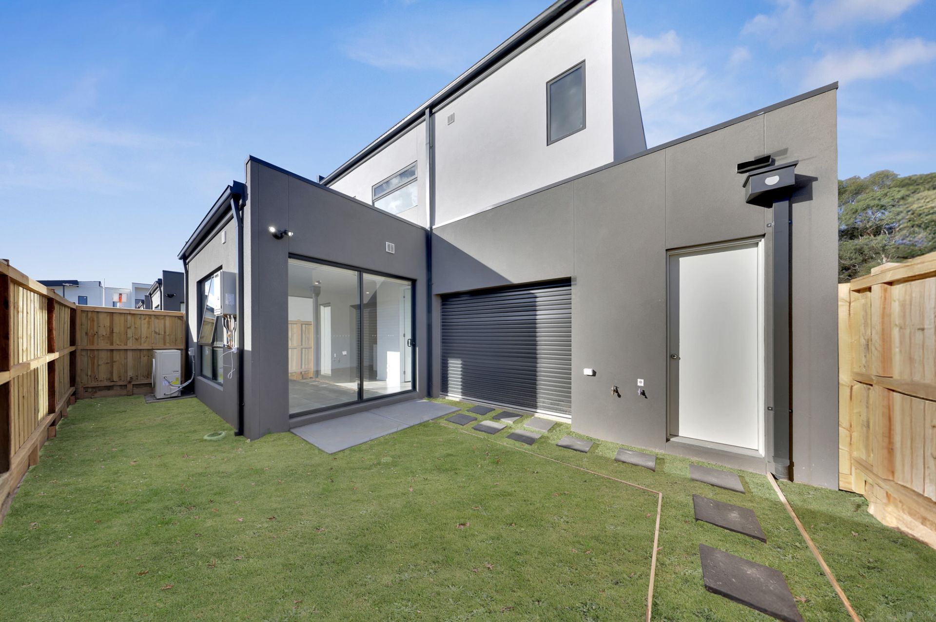 STYLISH TOWNHOUSE!!
