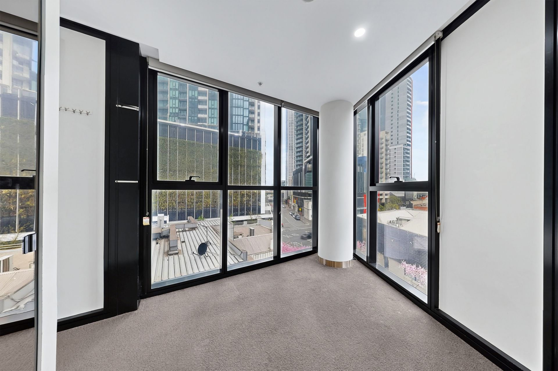 402/33 Clarke Street, Southbank - Thumbnail 2