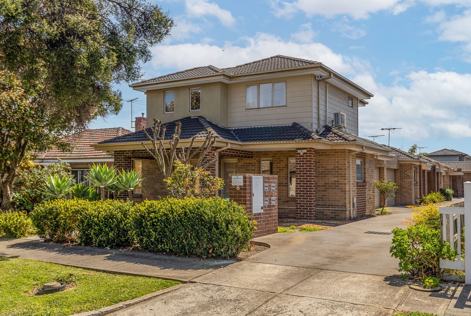 Stylish Two-Bedroom Townhouse in Convenient Reservoir Location