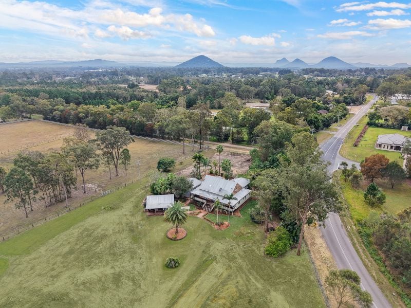 Unique Colonial Cottage Retreat - Horse Friendly Acreage + studio, pool and more