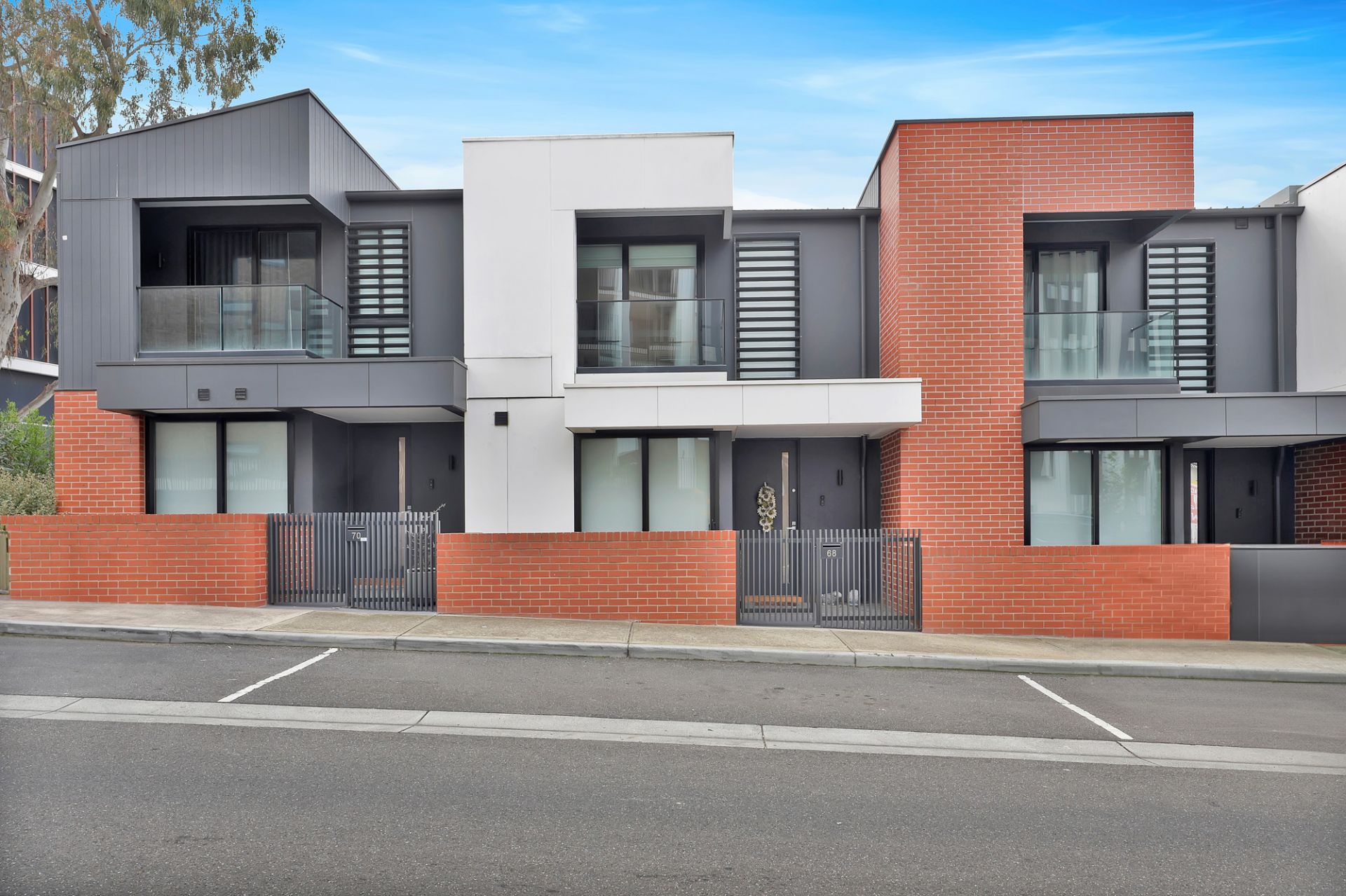 STUNNING TOWNHOUSE!