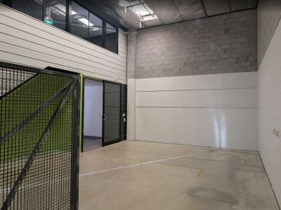 TIDY OFFICE/WAREHOUSE UNIT IN RARE COMPLEX!