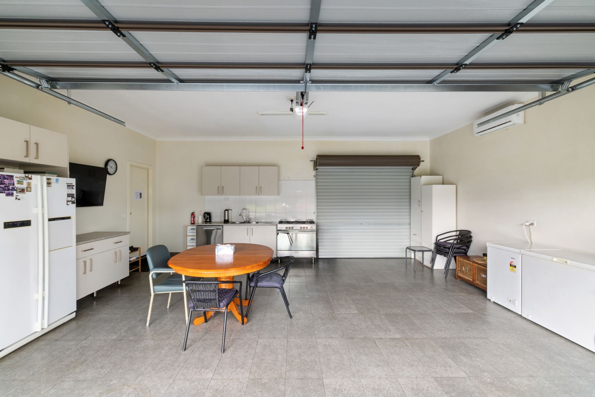 Modern Comfort And Entertaining On A Large Allotment