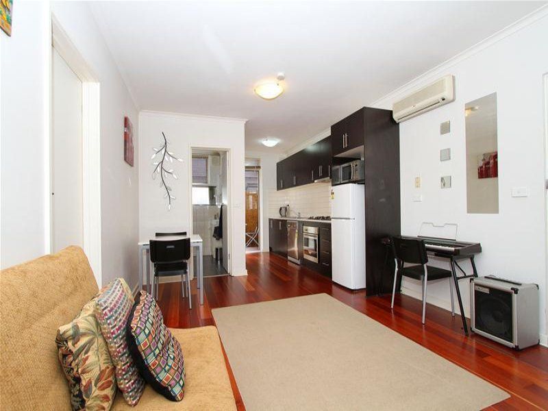 Beautiful One Bedroom Apartment with Courtyard!
