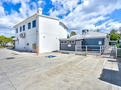 TAKEOUT/RESTAURANT OPPORTUNITY WITH MASSIVE EXPOSURE