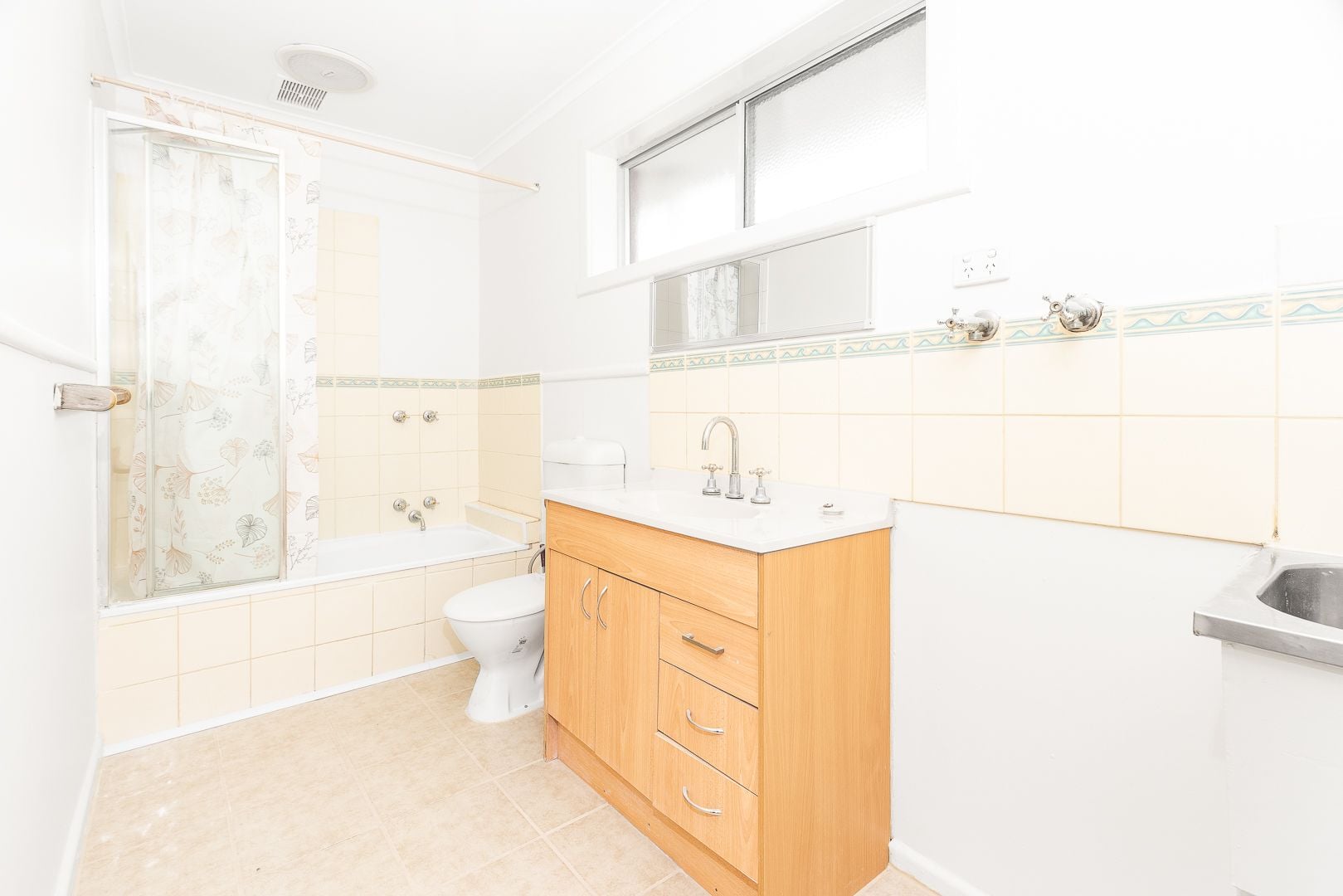 CONVENIENT & LOW MAINTENANCE 2 BEDROOM