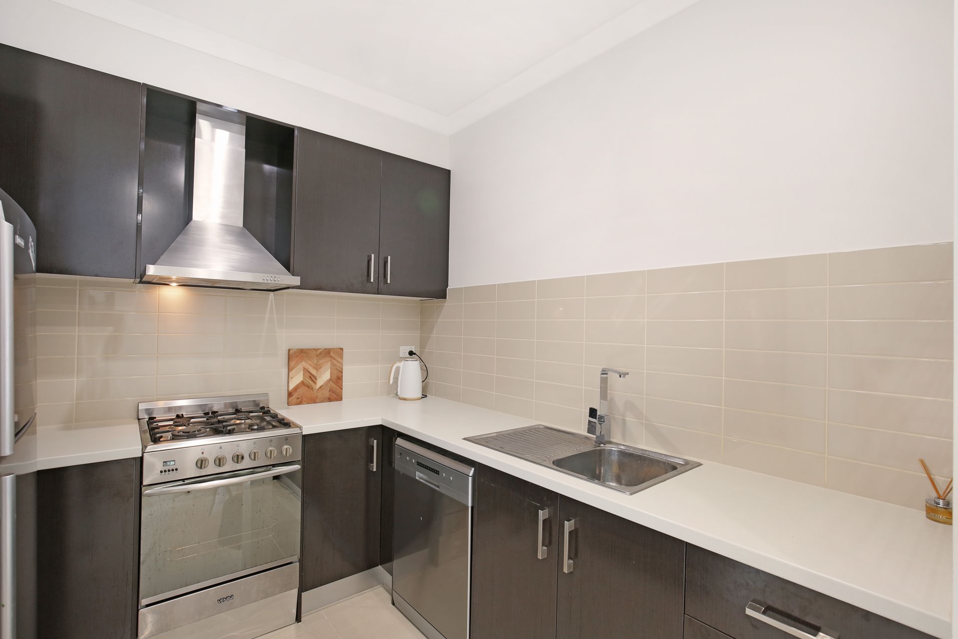 **Modern Townhouse in Great Location**