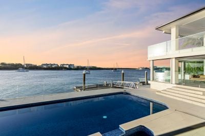 Striking Residence with a Commanding Outlook Over Wide Water