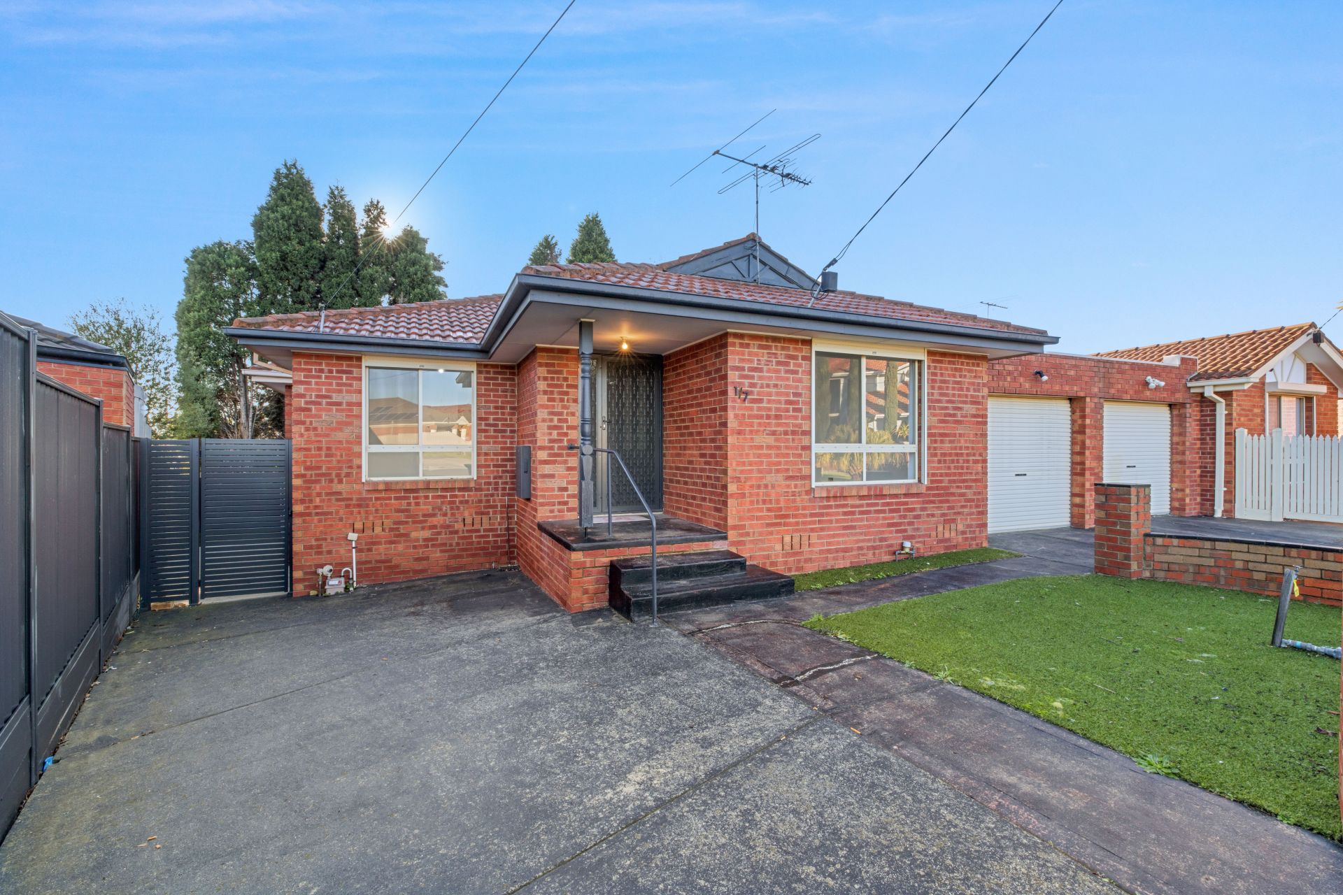 Immaculate Unit in a Peaceful Court Setting