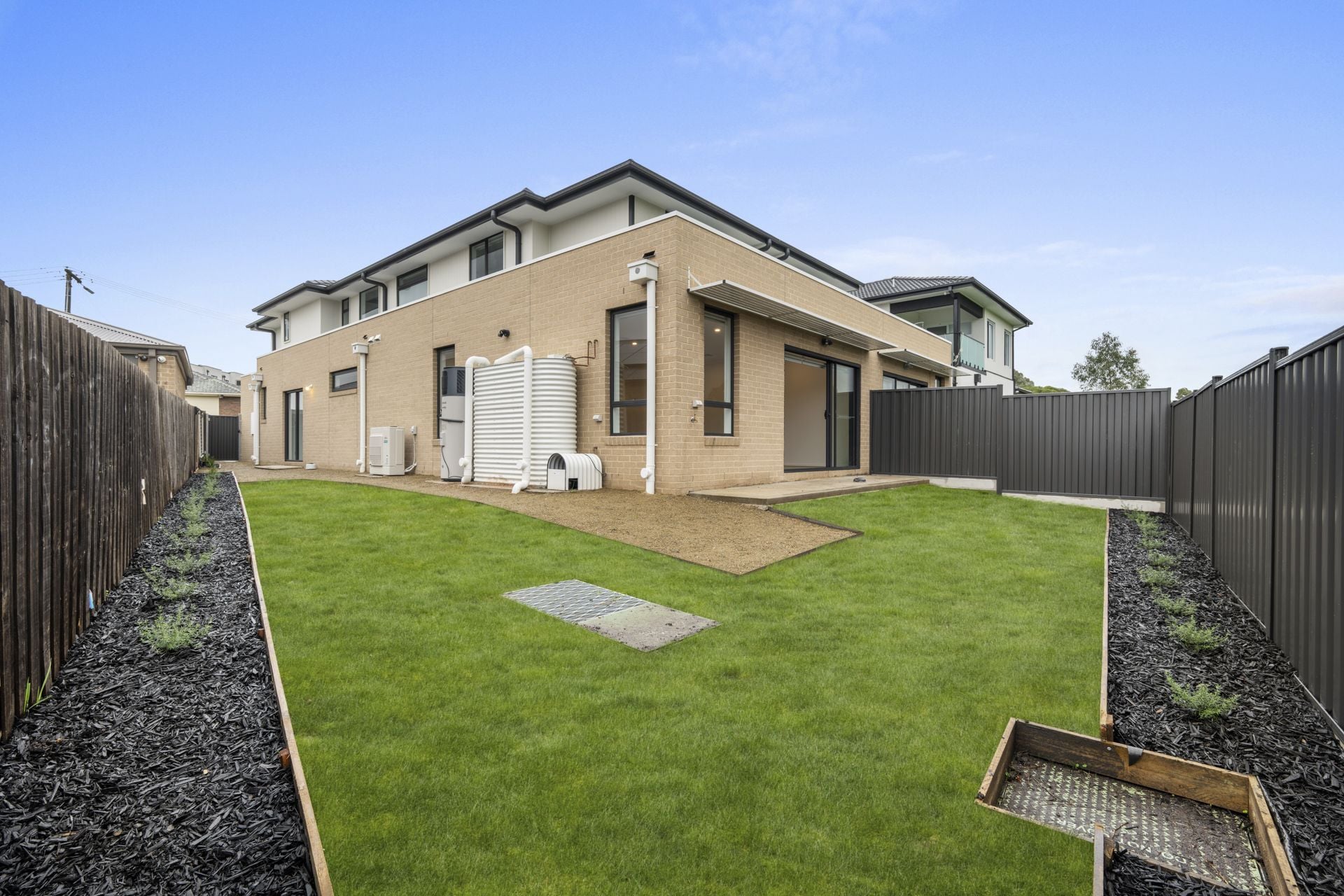 CONTEMPORARY COMFORT MEETS CONVENIENCE