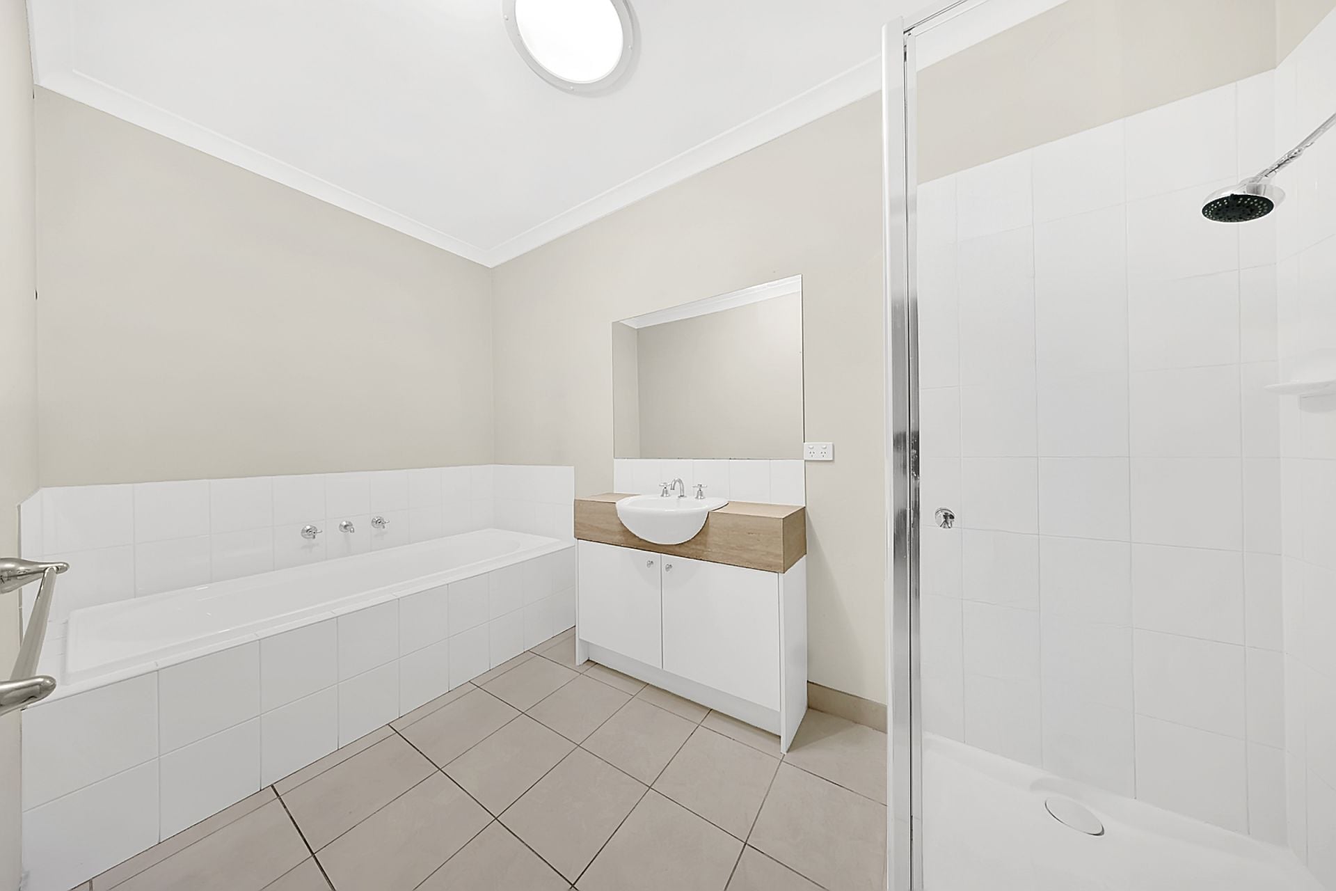 MODERN 3 BEDROOM HOME IN AURORA ESTATE..