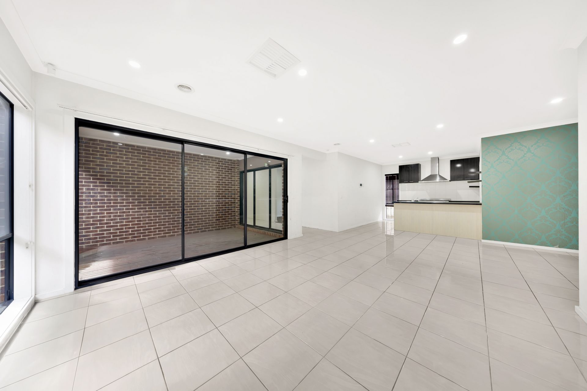 BEAUTIFULLY PRESENTED HOME!