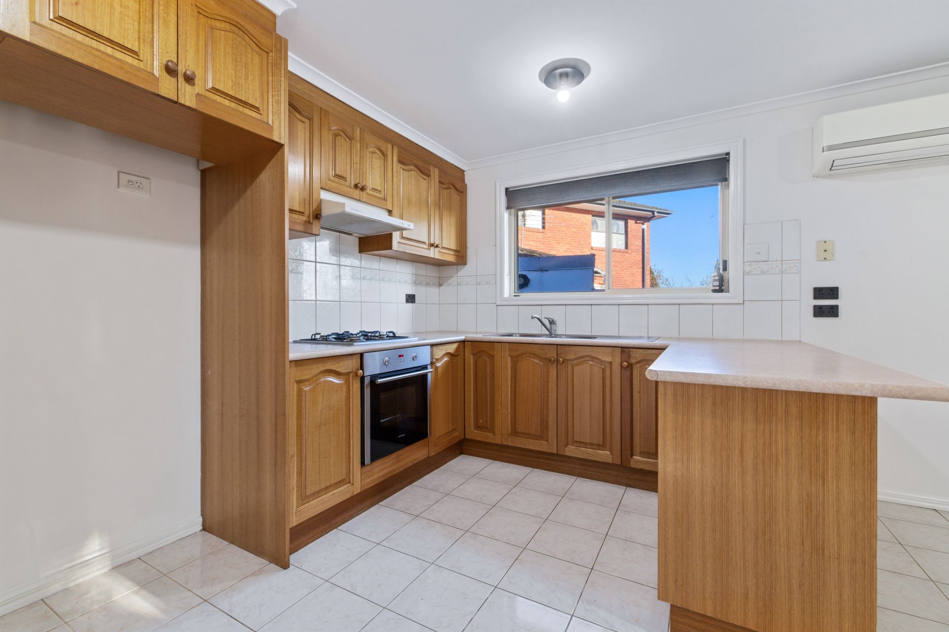 Immaculate Unit in a Peaceful Court Setting