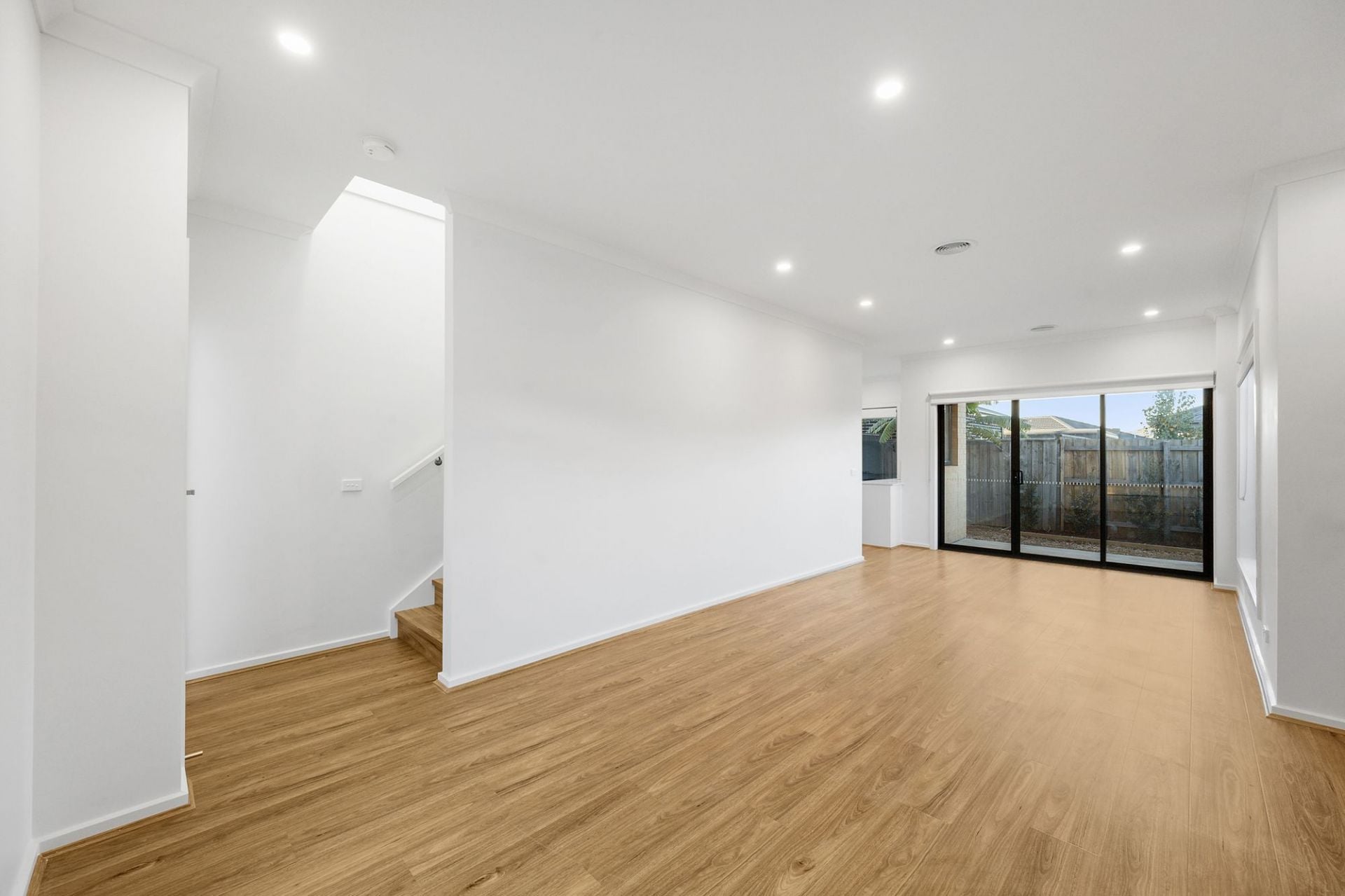 STYLISH 2 BEDDER WITH OPEN STUDY & 2 BATHROOMS