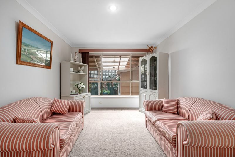 4 Silvertop Court, Mill Park