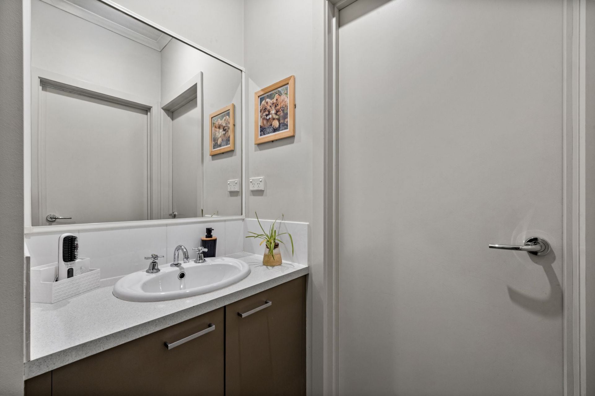 Cosy, Light-Filled Living in an Elevated Corner Position – Perfect First Home, Downsizer or Investment