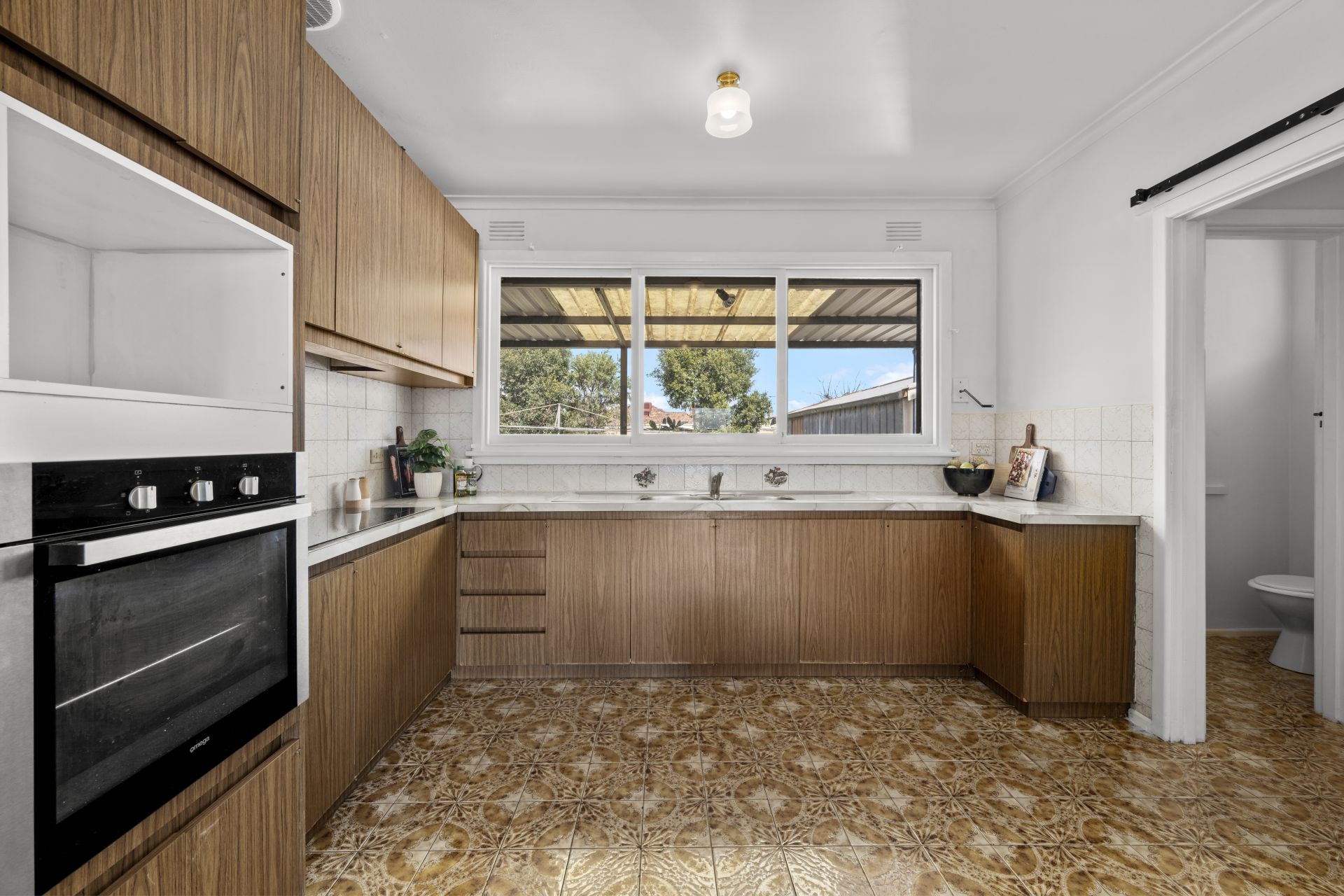 Elevated Charm In A Prime Lalor Location
