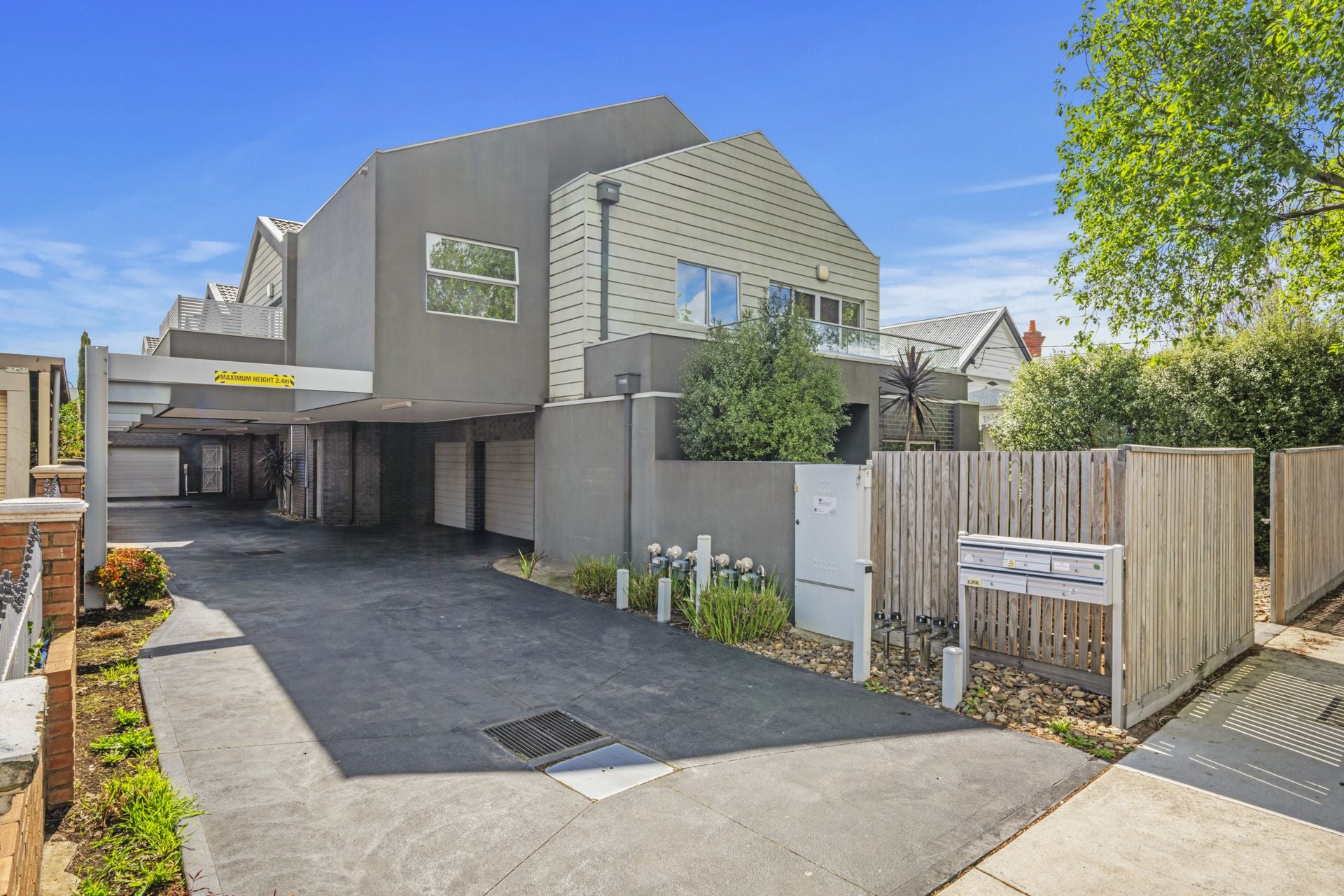 Contemporary 2-Bedroom Townhouse in Prime Thornbury Location